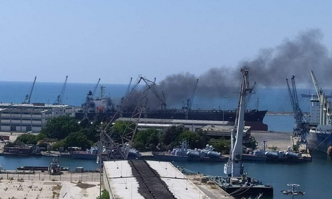 المرصد السوري: خسائر بشرية بانفجار سفينة في مرفأ اللاذقية